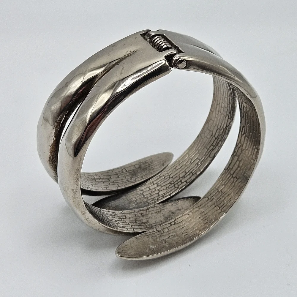 VINTAGE Modernist Hammered Silver Tone Hinged Clamper Wrap Cuff Bracelet